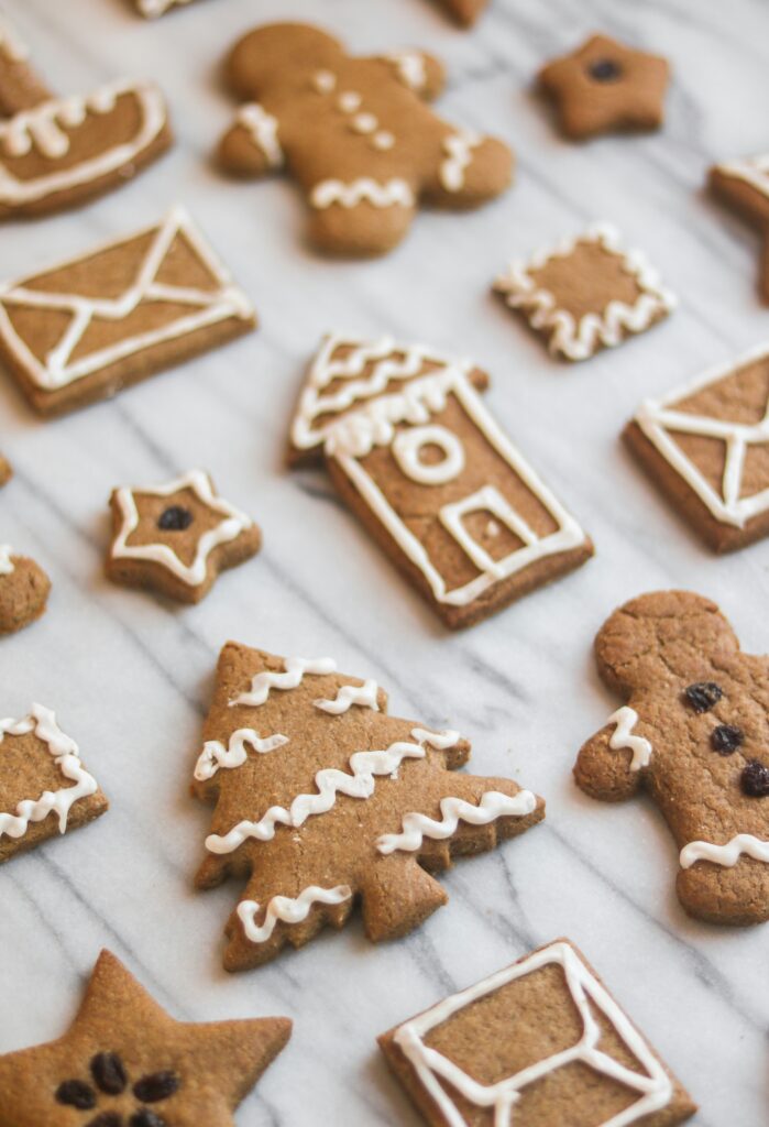 biscotti di natale in diverse forme: albero, casetta, omino pan di zenzero, natale